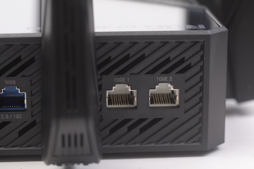 2 組 10Gbps 及 1 組 2.5Gbps 有線連接介面